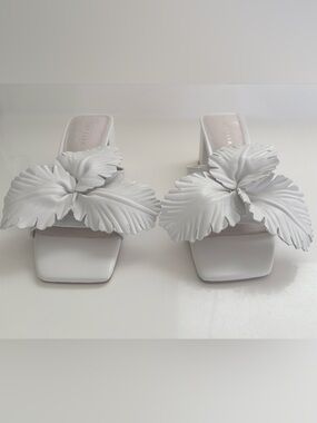 Cecelia New York Leather Hibiscus Chunky Block 2.5” Heel Sz 6 Reshapable Flower.